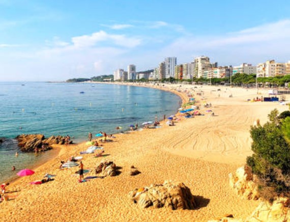 Vista de la playa grande y el famoso monolito del Cavall Bernat en Platja d'Aro, Costa Brava